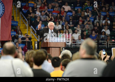 Saint Charles, MO, USA - Le 14 mars 2016 : Le sénateur et le candidat démocrate Bernie Sanders parle au rallye. Banque D'Images