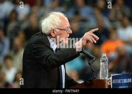 Saint Charles, MO, USA - Le 14 mars 2016 : Le sénateur et le candidat démocrate Bernie Sanders parle au rallye. Banque D'Images