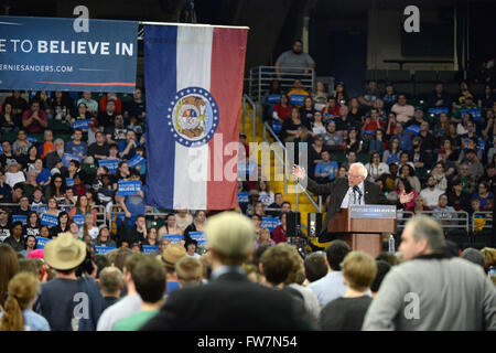 Saint Charles, MO, USA - Le 14 mars 2016 : Le sénateur et le candidat démocrate Bernie Sanders parle au rallye. Banque D'Images