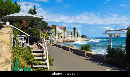 Littoral et trottoir le long de la promenade dans la vieille ville de Nessebar, Bulgarie. La côte bulgare de la mer Noire. Banque D'Images