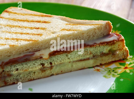 Fluffernutter sandwich fait avec du beurre d'arachide et de Marshmallow fluff habituellement servi sur pain blanc Banque D'Images