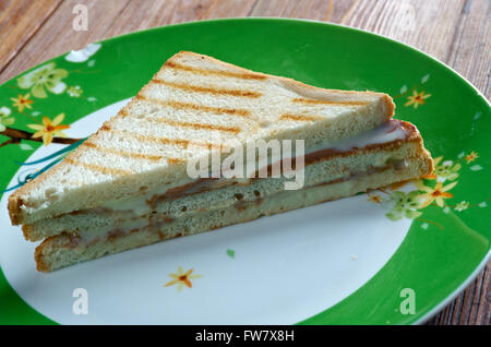 Fluffernutter sandwich fait avec du beurre d'arachide et de Marshmallow fluff habituellement servi sur pain blanc Banque D'Images