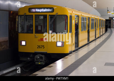 Berlin, Allemagne - 30 mars 2016 : métro (U-Bahn) à la gare Brandenburger Tor (Porte de Brandebourg) à Berlin Banque D'Images