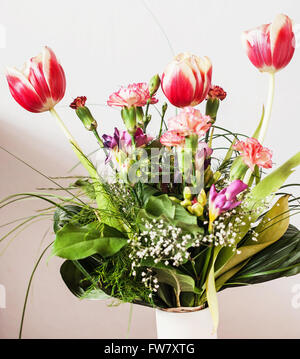 Beau bouquet de tulipes, oeillets et de freesia. Maison de symbole. Fleurs de saison. Banque D'Images