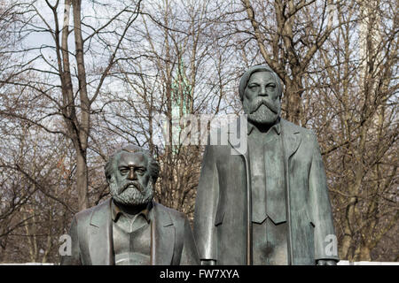 Berlin, Allemagne - 30 mars 2016 : statue de Karl Marx et Friedrich Engels près de l'Alexanderplatz à Berlin, Allemagne. Banque D'Images
