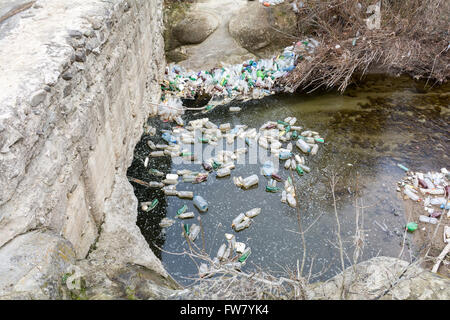 Avec la pollution des déchets d'emballage en plastique et d'autres animaux dans la rivière Banque D'Images