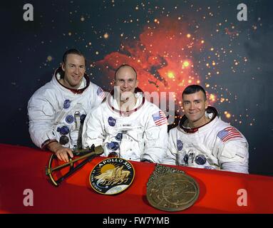 Apollo 13 premier équipage ne présentent ensemble dans leur combinaison spatiale avec un modèle d'un sextant, l'Apollo 13 insignes, et un modèle de l'astrolabe au Johnson Space Center le 11 décembre 1969 à Houston, Texas. De gauche à droite sont : commandant, James A. Lovell, pilote du module de commande, Thomas Ken Mattingly et pilote du module lunaire Fred W., Haise. Pilote du module de commande Thomas Ken Mattingly a été exposé à la rougeole allemande avant sa mission et a été remplacé par son suppléant John Jack Swigert Jr. Banque D'Images