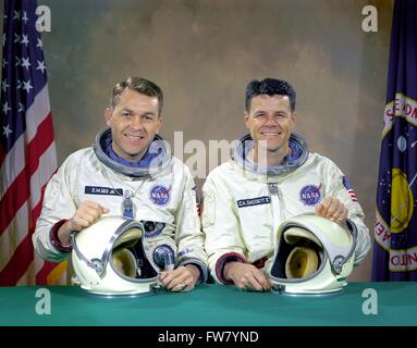 L'original de la mission spatiale Gemini 9 premier équipage Commandant, Elliot M. Voir Jr., à gauche, et le pilote Charles A. Bassett II, dans leur combinaison spatiale au Centre spatial Johnson le 5 janvier 1966 à Houston, Texas. L'équipage est devenu le premier équipage quand le 28 février 1966, le premier équipage original a été tué lorsque leur siège double T- 38 avions à réaction d'entraînement s'est écrasé dans un bâtiment au cours d'une approche à l'atterrissage par mauvais temps. Banque D'Images