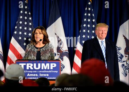 Ancien gouverneur de l'Alaska. Sarah Palin soutient le candidat républicain milliardaire Donald Trump lors d'un événement de l'Université d'Iowa, 19 janvier 2016 à Ames, Iowa. Banque D'Images