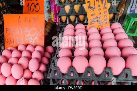 Oeuf sur le pack au marché local Banque D'Images