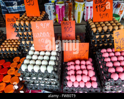 Oeuf sur le pack au marché local Banque D'Images