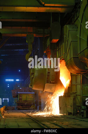 Liquide chaud Metal Casting dans l'usine sidérurgique Banque D'Images