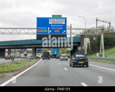 Route de la circulation et des panneaux d'information sur l'autoroute A27 à Utrecht, Pays-Bas Banque D'Images