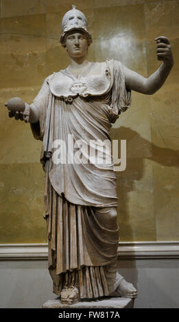 Athena, goddes de sagesse et guerre juste. Statue. En. Travail de Romain. 2ème ANNONCE de siècle. Après l'original grec de la fin du Ve siècle avant J.-C.. Le Musée de l'Ermitage. Saint Petersburg. La Russie. Banque D'Images