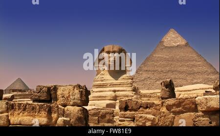 La Grande Pyramide et le Sphinx de Gizeh la plus ancienne et la plus grande des trois pyramides et la Nécropole de Gizeh en bordant ce qui est aujourd'hui El Giza, Egypte. Banque D'Images