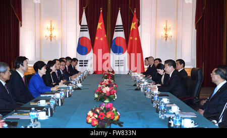 Washington, DC, USA. Mar 31, 2016. Le président chinois Xi Jinping (2e R) se réunit avec sa république de Corée (ROK) homologue Park Geun-hye (3L) en marge du quatrième Sommet sur la sécurité nucléaire à Washington, DC, États-Unis, le 31 mars 2016. © Zhang Duo/Xinhua/Alamy Live News Banque D'Images