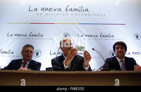 Bogota, Colombie. Mar 31, 2016. Jose Dario Uribe (C), directeur général de la Banque de la République, montre un nouveau billet de 100 mille pesos à Bogota, Colombie, le 31 mars 2016. La Banque de la République a mis en circulation le nouveau billet de 100 mille pesos. © Mauricio Alvarado/Colprensa/Xinhua/Alamy Live News Banque D'Images