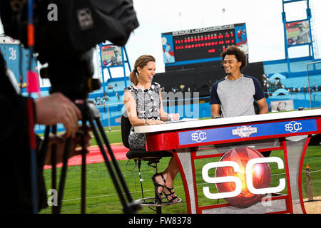 La Havane, Florida, USA. Mar 21, 2016. Vous VRAGOVIC | fois.Rays de Tampa Bay le lanceur partant Chris Archer (22) sur le plateau avec ESPN's Hannah Strom à Estadio Latinoamericano de La Havane, Cuba le lundi 21 mars 2016. © Vous Vragovic/Tampa Bay Times/ZUMA/Alamy Fil Live News Banque D'Images