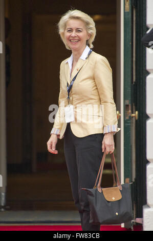 Washington, District de Columbia, Etats-Unis. Mar 31, 2016. Ursula von der Leyen, ministre de la défense du gouvernement fédéral de la République fédérale d'Allemagne arrive pour le dîner de travail pour les chefs de délégations lors du Sommet sur la sécurité nucléaire sur la pelouse Sud de la Maison Blanche à Washington, DC le jeudi 31 mars 2016.Credit : Ron Sachs/Piscine via CNP Crédit : Ron Sachs/CNP/ZUMA/Alamy Fil Live News Banque D'Images