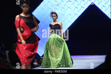 Katmandou, Népal. Mar 31, 2016. Un modèle présente une création pendant le deuxième jour de la fashion week à TGIF Népal Katmandou, Népal, 31 mars 2016. Les quatre jours de la semaine de mode présentera à la fois des designers nationaux et étrangers creations. © Sunil Sharma/Xinhua/Alamy Live News Banque D'Images