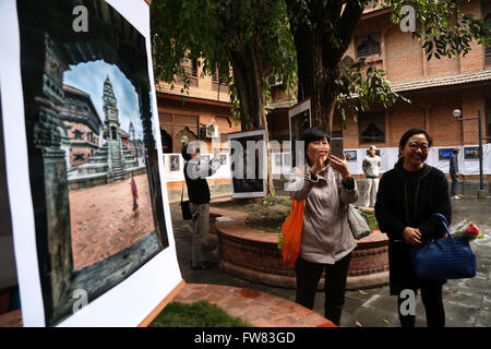 Katmandou, Népal. Mar 31, 2016. Personnes visitent l'exposition photo 'PhotoNepal' en valeur les photos du pays par le photographe chinois Tang Yuefan au Népal Tourism Board (NTB) à Katmandou, Népal, 31 mars 2016. Le NTB organise des expositions de photos chaque mois pour promouvoir l'industrie touristique du pays à travers des photos. © Sunil Sharma/Xinhua/Alamy Live News Banque D'Images