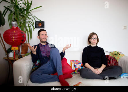 Berlin, Allemagne. Feb 20, 2016. Christine Wagner et Gianni Bettucci parler dans la salle de séjour à Berlin, Allemagne, 20 février 2016. Ils ont une fille ensemble, mais ne sont pas en couple. Photo : KAY NIETFELD/dpa/Alamy Live News Banque D'Images