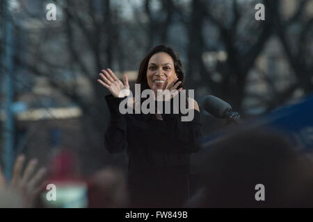 Bronx, United States. Mar 31, 2016. Rosario Dawson rallye accueille les participants avant d'offrir ses commentaires. L'avant du 19 avril l'État de New York, candidat à la primaire démocrate Bernie Sanders a pris la parole lors d'un rassemblement de ses partisans à St Mary's Park dans le Bronx. Credit : Albin Lohr-Jones/Pacific Press/Alamy Live News Banque D'Images