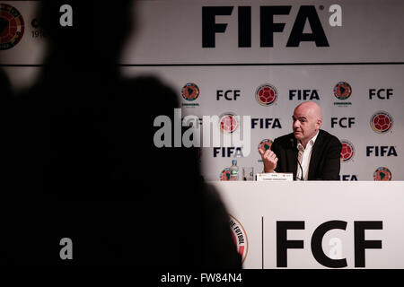 Bogota, Colombie. Mar 31, 2016. Le Président de la Fédération Internationale de Football Association (FIFA), Gianni Infantino réagit au cours d'une conférence de presse au siège de la Fédération de football de Colombie à Bogota, Colombie, le 31 mars 2016. © Jhon Paz/Xinhua/Alamy Live News Banque D'Images