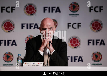 Bogota, Colombie. Mar 31, 2016. Le Président de la Fédération Internationale de Football Association (FIFA), Gianni Infantino réagit au cours d'une conférence de presse au siège de la Fédération de football de Colombie à Bogota, Colombie, le 31 mars 2016. © Jhon Paz/Xinhua/Alamy Live News Banque D'Images