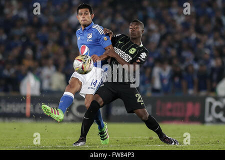 Bogota, Colombie. Mar 31, 2016. Millonarios' David Macalister Silva (L) rivalise pour le bal avec Marlos Moreno (R) de l'Atletico Nacional durant leur match reporté de l'Aigle de la Ligue de football professionnel colombien à 'El Nemesio Camacho, stade Campin' dans la ville de Bogota, Colombie, le 31 mars 2016. Millonarios a gagné 2-1. © Jhon Paz/Xinhua/Alamy Live News Banque D'Images