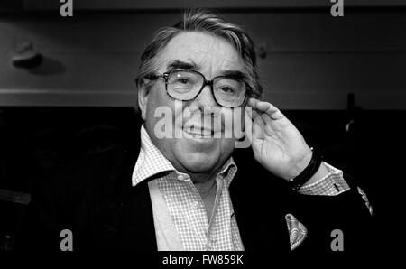 PIC DE FICHIER : Ronald Balfour 'Ronnie' Corbett, CBE (4 décembre 1930 Ð 31 mars 2016, est un humoriste, acteur, écrivain et présentateur de télévision, surtout connu pour sa longue association avec Ronnie Barker dans la télévision BBC comedy sketch show Les deux Ronnies. Il a pris de l'importance de David Frost 1960 comédie satirique le gel du programme (rapport avec Barker) et par la suite joué dans des sitcoms comme No Ð C'est moi par ici !, Maintenant, regardez ici et désolé ! Crédit : Jason Bye/Alamy Live News Banque D'Images