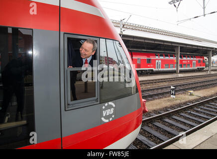 Un conducteur de train regarde par le premier train régional à partir de la nouvelle liaison ferroviaire directe entre Zielona Gora, Pologne et Berlin-Lichtenberg à la gare de Francfort (Oder), Allemagne, 01 avril 2016. Dans un délai de deux semaines, il sera devenu, après la deuxième, Berlin-Krzyz connexion ferroviaire directe entre la région de Berlin-Brandebourg et la région voisine de Lubuskie. À compter du 30 avril, liaison ferroviaire entre Berlin et cette année, la capitale européenne de la Culture, Wroclaw, seront également ajoutées. Photo : PATRICK PLEUL/dpa Banque D'Images