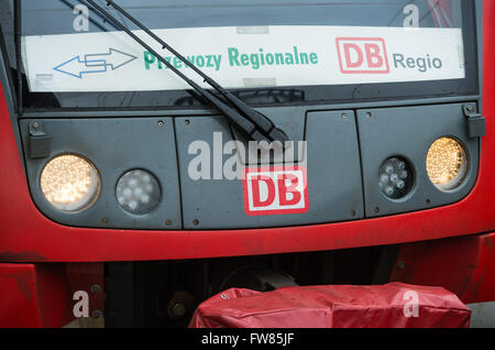 Le premier train régional à partir de la nouvelle liaison ferroviaire directe entre Zielona Gora, Pologne et Berlin-Lichtenberg s'arrête à la gare de Francfort (Oder), Allemagne, 01 avril 2016. Dans un délai de deux semaines, il sera devenu, après la deuxième, Berlin-Krzyz connexion ferroviaire directe entre la région de Berlin-Brandebourg et la région voisine de Lubuskie. À compter du 30 avril, liaison ferroviaire entre Berlin et cette année, la capitale européenne de la Culture, Wroclaw, seront également ajoutées. Photo : PATRICK PLEUL/dpa Banque D'Images