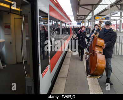 Des musiciens de l'Mueckenheimer bande portent leurs instruments pour le premier train régional à partir de la nouvelle liaison ferroviaire directe entre Zielona Gora, Pologne et Berlin-Lichtenberg à la gare de Francfort (Oder), Allemagne, 01 avril 2016. Dans un délai de deux semaines, il sera devenu, après la deuxième, Berlin-Krzyz connexion ferroviaire directe entre la région de Berlin-Brandebourg et la région voisine de Lubuskie. À compter du 30 avril, liaison ferroviaire entre Berlin et cette année, la capitale européenne de la Culture, Wroclaw, seront également ajoutées. Photo : PATRICK PLEUL/dpa Banque D'Images