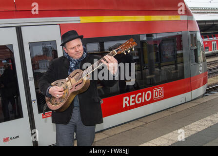 Olaf musicien Muecke joue à l'arrivée du premier train régional à partir de la nouvelle liaison ferroviaire directe entre Zielona Gora, Pologne et Berlin-Lichtenberg à la gare de Francfort (Oder), Allemagne, 01 avril 2016. Dans un délai de deux semaines, il sera devenu, après la deuxième, Berlin-Krzyz connexion ferroviaire directe entre la région de Berlin-Brandebourg et la région voisine de Lubuskie. À compter du 30 avril, liaison ferroviaire entre Berlin et cette année, la capitale européenne de la Culture, Wroclaw, seront également ajoutées. Photo : PATRICK PLEUL/dpa Banque D'Images