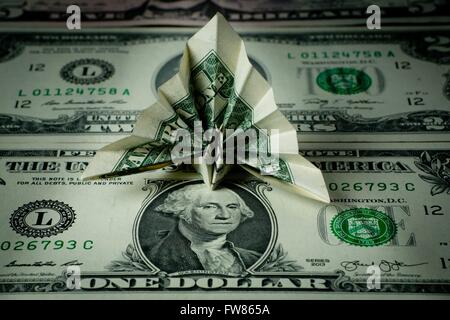 Peacock Origami faite d'un dollar bill, assis sur des dollars, en mars 2016. Banque D'Images