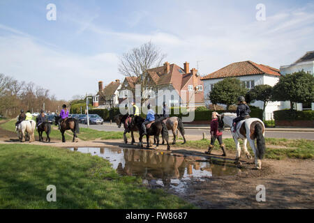 Wimbledon Londres, Royaume-Uni. 1er avril 2016. Météo France : un groupe de cavaliers forment une école d'équitation profitez du soleil du printemps sur Wimbledon Common que les températures devraient augmenter de crédit : amer ghazzal/Alamy Live News Banque D'Images