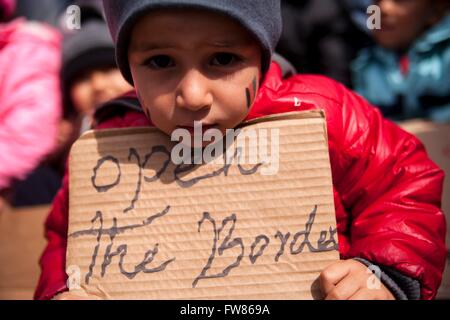 Enfants réfugiés afghans au port du Pirée. Avec des réfugiés signe l'ouverture de la frontière", exigeant l'ouverture d'Greek-Mazedonian frontière. Pendant des semaines, les réfugiés sont bloqués au port du Pirée. 17.03.2016 Banque D'Images