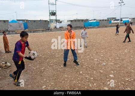 Les enfants jouaient au football dans le camp de réfugiés de l'Irak, Salarara Banque D'Images