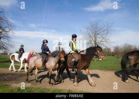 Wimbledon Londres, Royaume-Uni. 1er avril 2016. Météo France : un groupe de cavaliers forment une école d'équitation profitez du soleil du printemps sur Wimbledon Common que les températures devraient augmenter de crédit : amer ghazzal/Alamy Live News Banque D'Images