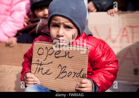 Enfants réfugiés afghans au port du Pirée. Avec des réfugiés signe l'ouverture de la frontière", exigeant l'ouverture d'Greek-Mazedonian frontière. Pendant des semaines, les réfugiés sont bloqués au port du Pirée. 17.03.2016 Banque D'Images