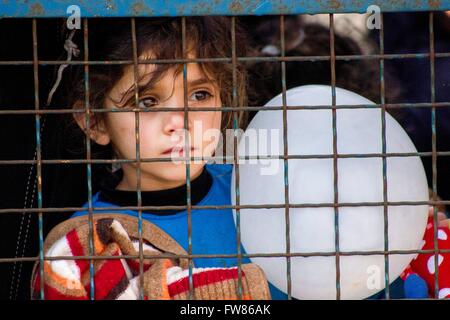 Enfants réfugiés afghans avec ballon au port du Pirée. En dépit des circonstances difficiles, les réfugiés restent pendant des semaines à Habour, dans l'espoir de poursuivre votre voyage vers l'Europe du Nord. 21.03.2016 Banque D'Images