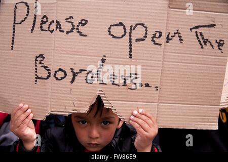 Enfants réfugiés afghans au port du Pirée. Avec des réfugiés signe Veuillez ouvrir la frontière', exigeant l'ouverture d'Greek-Mazedonian frontière. Pendant des semaines, les réfugiés sont bloqués au port du Pirée. 17.03.2016 Banque D'Images