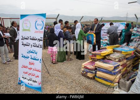 Distribution générale par une ONG musulmane aux réfugiés en Ashdi, camp de réfugiés du nord de l'Iraq Banque D'Images