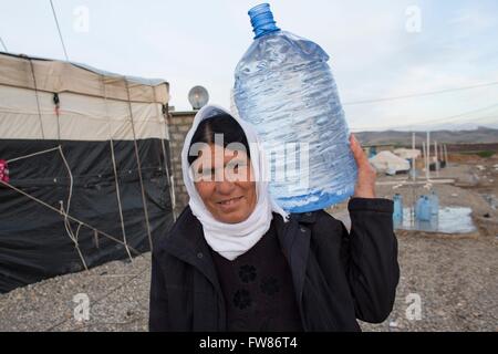 Les réfugiés à aller chercher de l'eau dans un camp de réfugiés dans le Nord de l'Iraq Banque D'Images