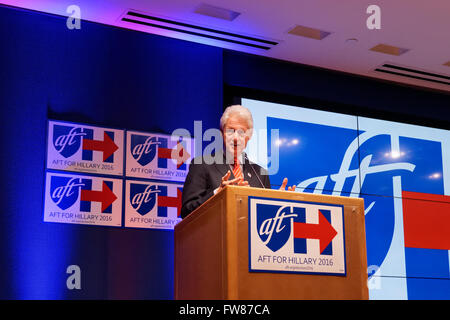 New York, NY, le 31 mars, 2016. Bill Clinton, ancien président des États-Unis, a fait campagne pour sa femme, Hillary, qui est en cours d'exécution pour l'investiture démocrate pour le président américain, à l'United Federation of Teachers (UFT) Bureau à Manhattan. L'UFT, avec environ 200 000 membres, est le plus important syndicat de la ville de New York. La primaire démocrate dans l'État de New York a lieu le 19 avril et le projet de loi dit qu'il est indispensable que Hillary gagner. © Terese Loeb Kreuzer/Alamy News Banque D'Images