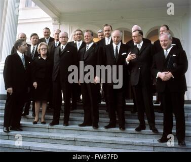 Le premier cabinet Brandt est introduite le 22 octobre 1969 : Première rangée (L-R) : Gerhard JAHN (SPD), Käte Strobel (SPD), le Président allemand Gustav Heinemann (SPD), le Chancelier allemand Willy Brandt (SPD), Walter Scheel (FDP), Karl Schiller (SPD), et Georg Leber (SPD). Helmut Schmidt (SPD) est debout derrière Mme Strobel et Hans-Dietrich Genscher (FDP) derrière M. Scheel. Banque D'Images