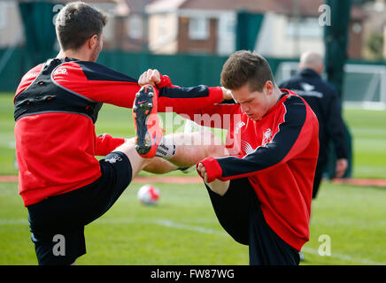 Le défenseur portugais Tiago Ilori (R) au cours de leur session d'entraînement de l'équipe au sol de formation Melwood à Liverpool, nord ouest de l'Angleterre le 30 mars 2016. Le Liverpool FC jouer l'équipe de Bundesliga Borussia Dortmund au Westfalenstadion le 7 avril dans la prochaine ronde de l'UEFA Europa League. DPA/Lindsey Parnaby. Banque D'Images