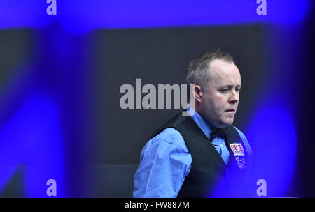 Beijing, Chine. 1er avril 2016. John Higgins, de l'Ecosse réagit lors du match contre Noppon Saengkham de Thaïlande à l'Open de Chine de Snooker mondiale de 2016 à Beijing, capitale de Chine, le 1er avril 2016. Crédit : Li Wen/Xinhua/Alamy Live News Banque D'Images