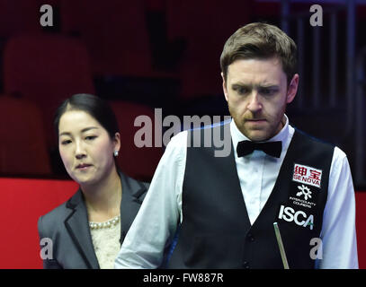 Beijing, Chine. 1er avril 2016. Ricky Walden (R) de l'Angleterre réagit lors du match contre sa compatriote Stuart Bingham à l'Open de Chine de Snooker mondiale de 2016 à Beijing, capitale de Chine, le 1er avril 2016. Crédit : Li Wen/Xinhua/Alamy Live News Banque D'Images